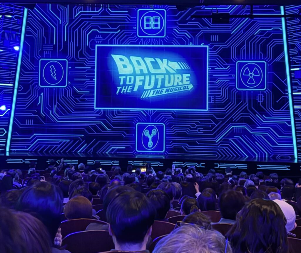 劇団四季「バックトゥザフューチャー」１番後ろが私の席