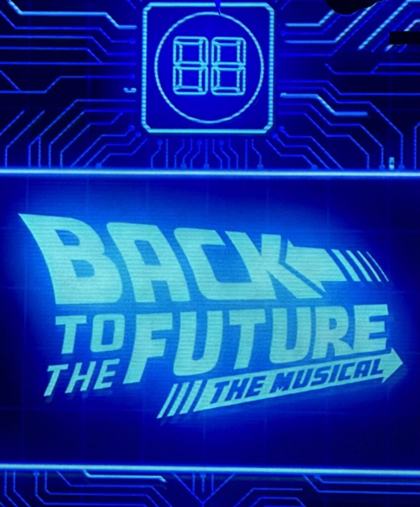 劇団四季「バックトゥザフューチャー」舞台の近未来デザイン