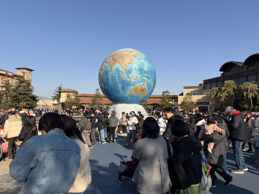 8：53やっと入園。ほぼ人で埋まってる