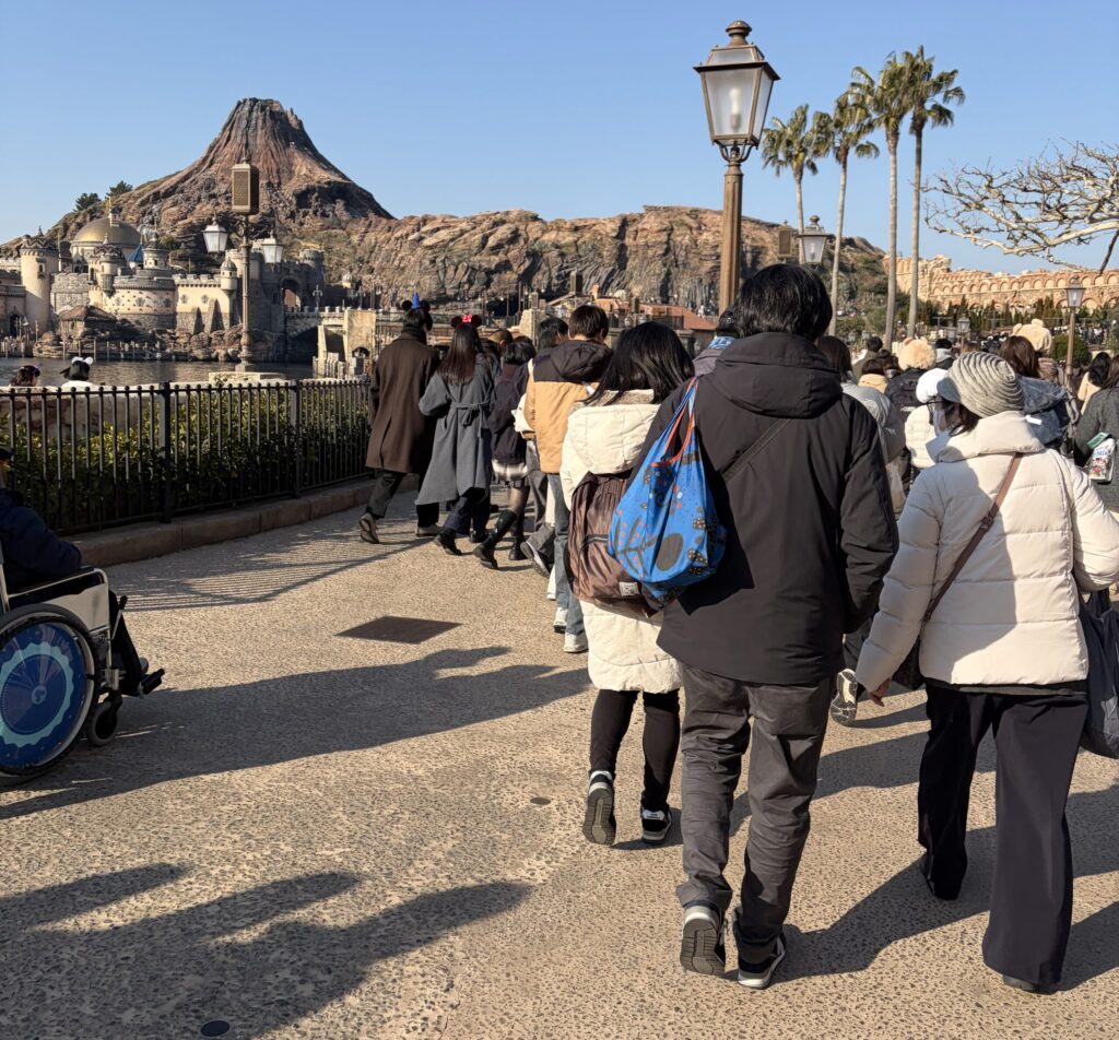 ファンタジースプリングスに向かう大勢の人たち