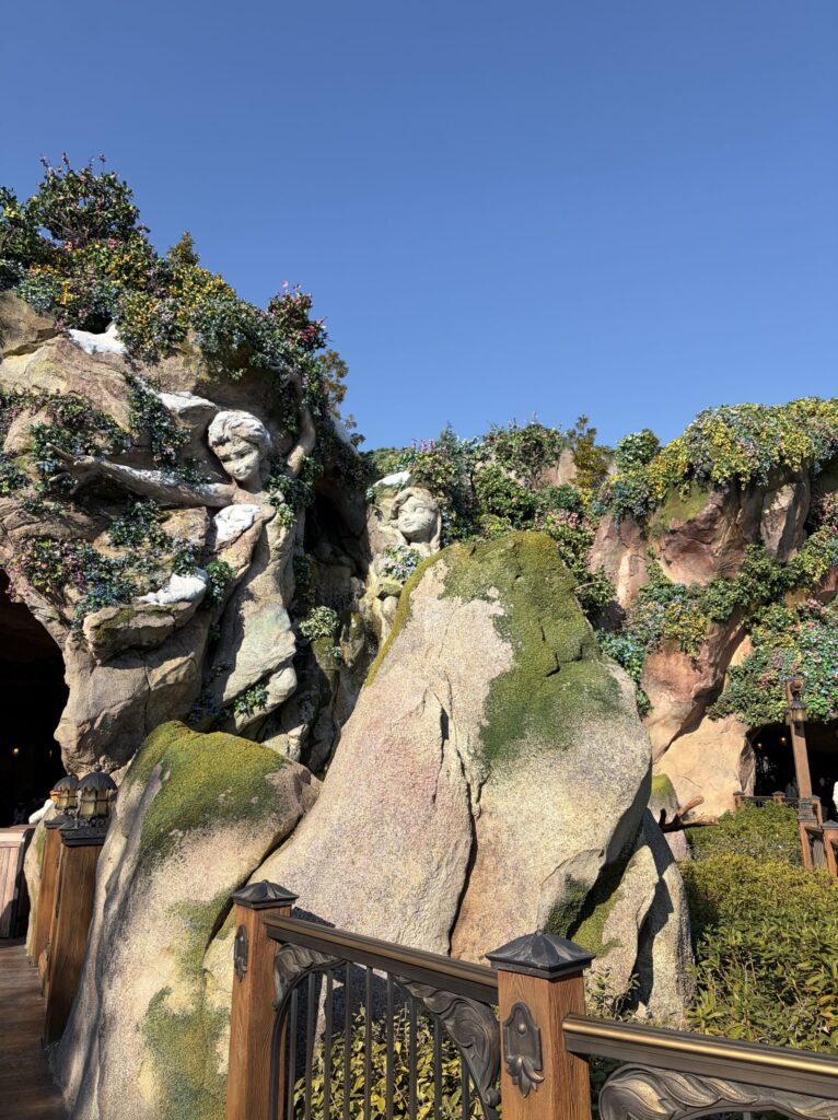 ファンタジースプリングスの入り口。アナとエルサがお出迎え