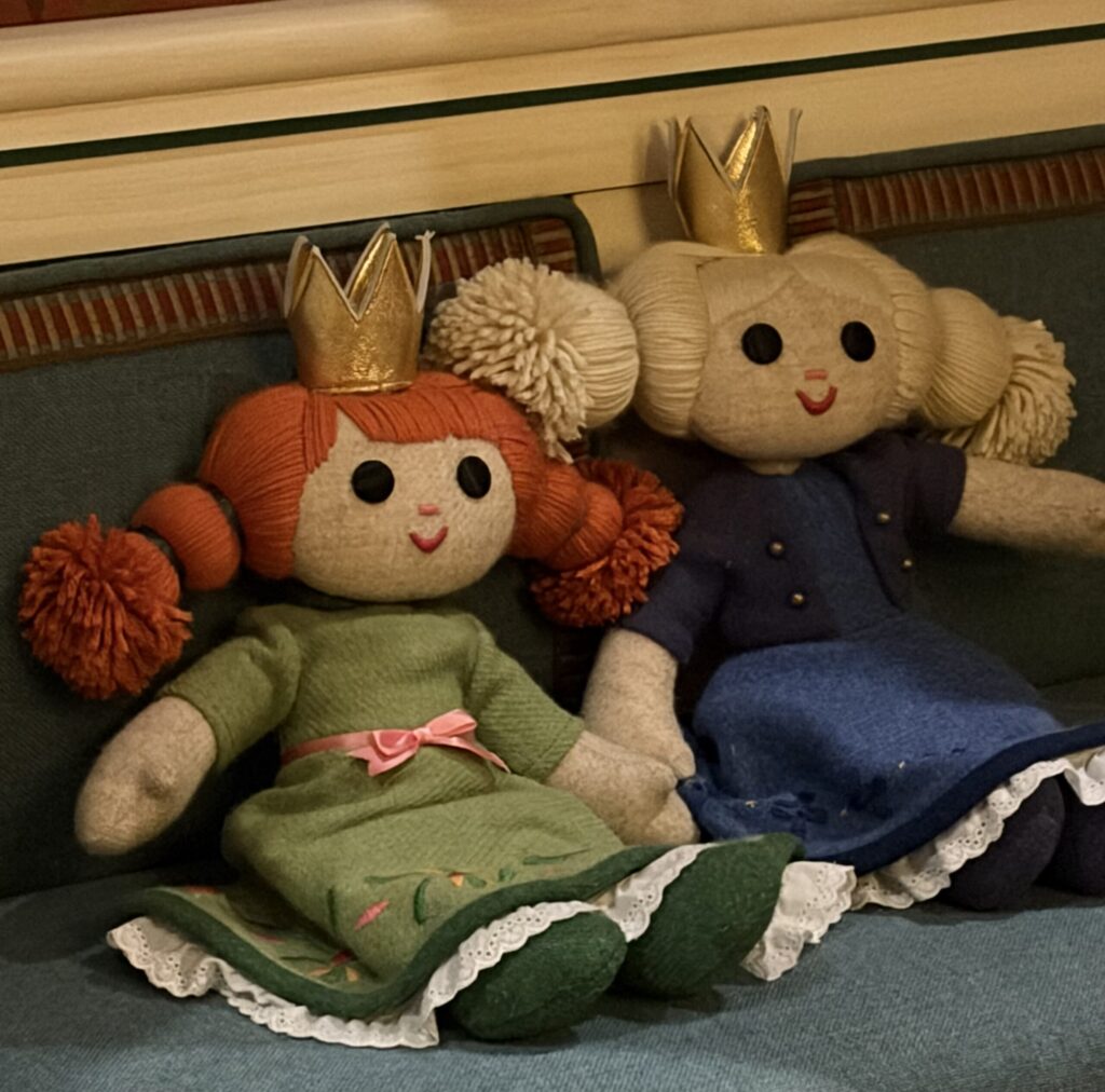 アナとエルサのフローズンジャーニーに置いてあるアナとエルサの人形