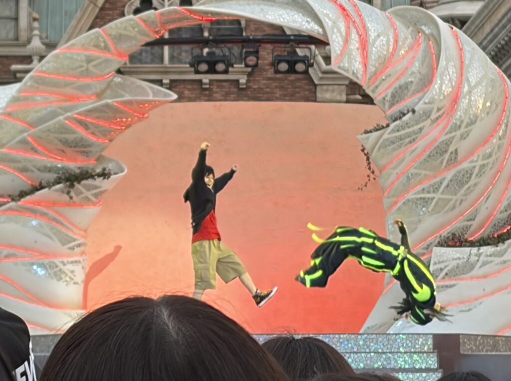 ベイマックスのヒロのシーン。アクロバティックでカッコイイ。