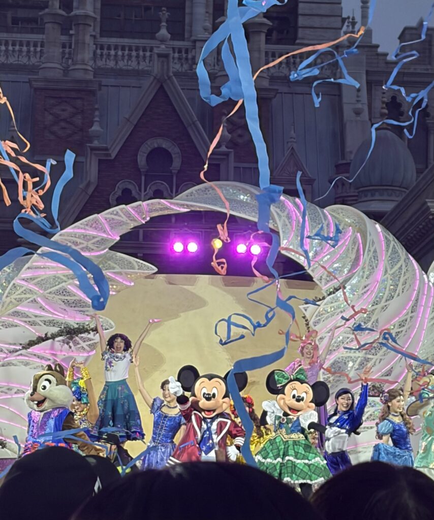 ダンス・ザ・グローブのラストシーンバーンとテープが出てきて盛り上がる