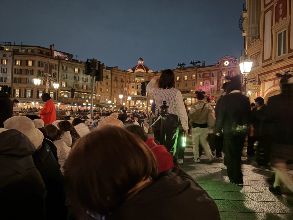 ミラコスタ側の立見エリアの人たち