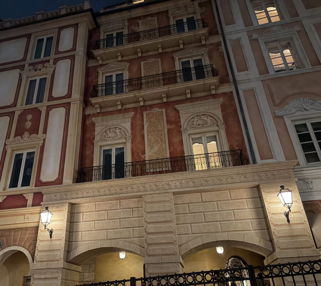 マクダックス・デパートメントストア前