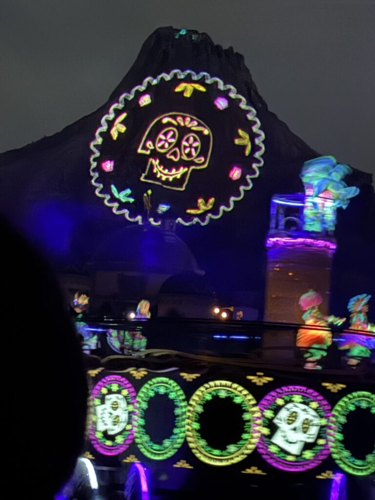 プロメテウス火山にリメンバー・ミーのウン・ポコ・ロコの骸骨が写し出される