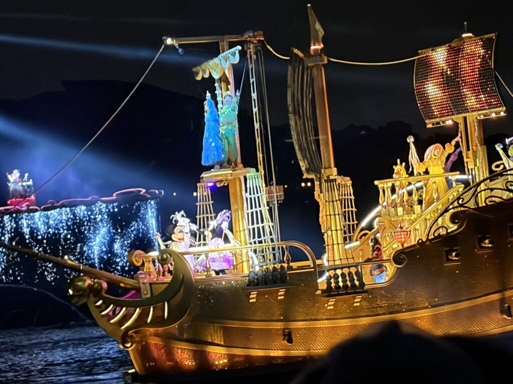 船に乗ってるミッキーとミニー