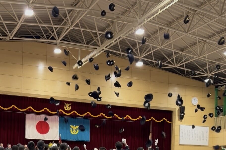 恒例の帽子を投げる様子